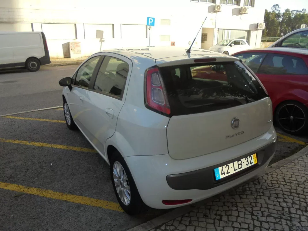 Fiat Punto 2010 - 5900 EUR, 147000 km - AUTO.MOTO.pt - 147000km - foto 11 de 28