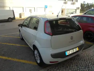 Fiat Punto 2010 - 5900 EUR, 147000 km - AUTO.MOTO.pt - 147000km - foto 11 de 28