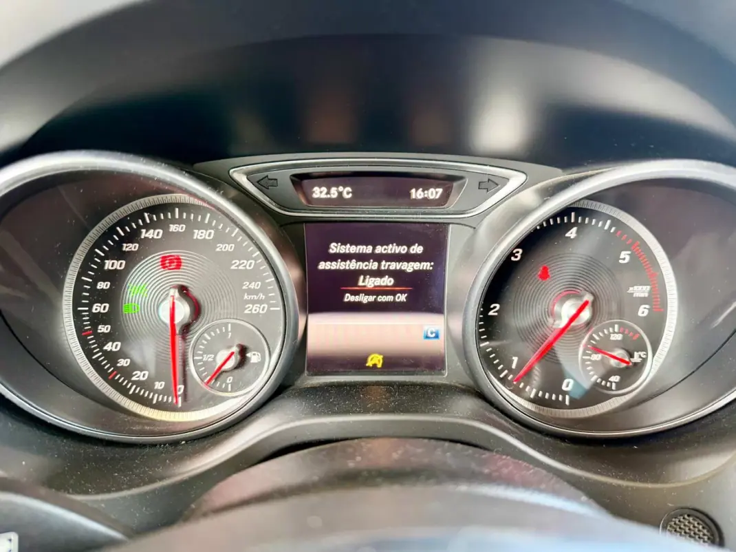 Mercedes-Benz CLA 180 2016 - 18990 EUR, 209795 km - AUTO.MOTO.pt - 209795km - foto 18 de 23