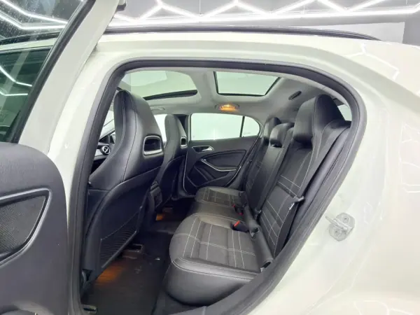Mercedes-Benz GLA 200 2014 - 14000 EUR, 265000 km - AUTO.MOTO.pt - 265000km - foto 9 de 20