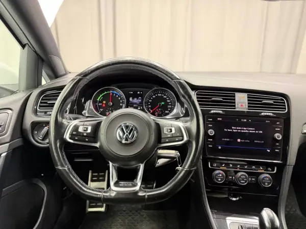 Volkswagen Golf 2020 - 19500 EUR, 148000 km - AUTO.MOTO.pt - 148000km - foto 16 de 22
