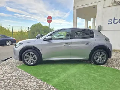 Peugeot e-208 2022 - 16950 EUR, 77000 km - AUTO.MOTO.pt - 77000km - foto 4 de 10