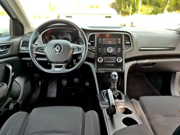 Renault Mégane 2016 - 10500 EUR, 136472 km - AUTO.MOTO.pt - 136472km - foto 7 de 15