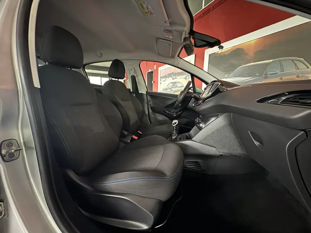 Peugeot 208 2018 - 13500 EUR, 100609 km - AUTO.MOTO.pt - 100609km - foto 14 de 21