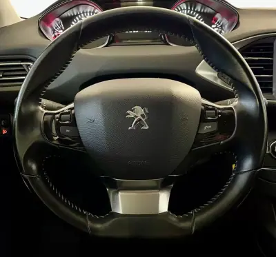Peugeot 308 2019 - 11250 EUR, 107000 km - AUTO.MOTO.pt - 107000km - foto 10 de 27
