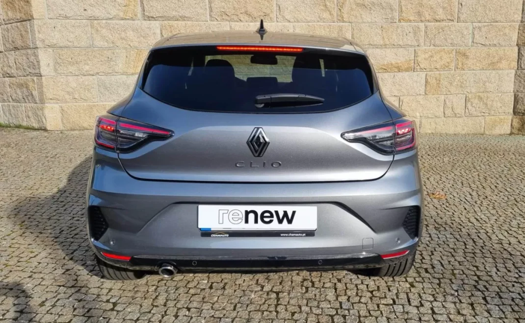 Renault Clio 2024 - 22250 EUR, 820 km - AUTO.MOTO.pt - 820km - foto 6 de 28