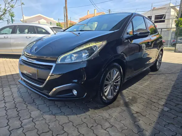 Peugeot 208 2018 - 9500 EUR, 92000 km - AUTO.MOTO.pt - 92000km - foto 4 de 16