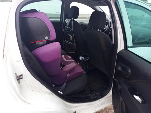 Fiat Punto Evo 2018 - 7700 EUR, 46000 km - AUTO.MOTO.pt - 46000km - foto 5 de 6