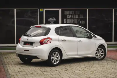Peugeot 208 2014 - 7900 EUR, 203000 km - AUTO.MOTO.pt - 203000km - foto 7 de 18