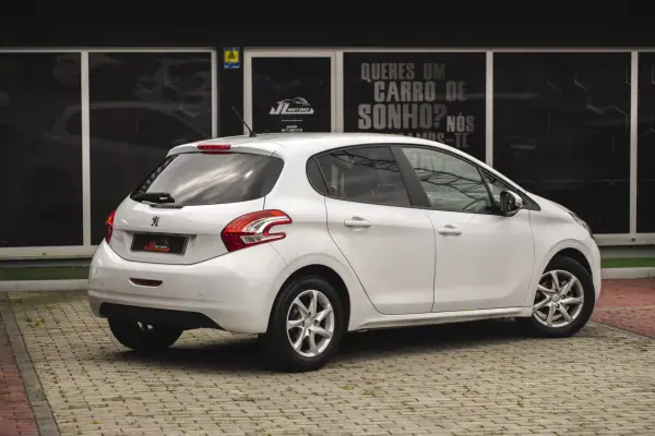 Peugeot 208 2014 - 7900 EUR, 203000 km - AUTO.MOTO.pt - 203000km - foto 7 de 18