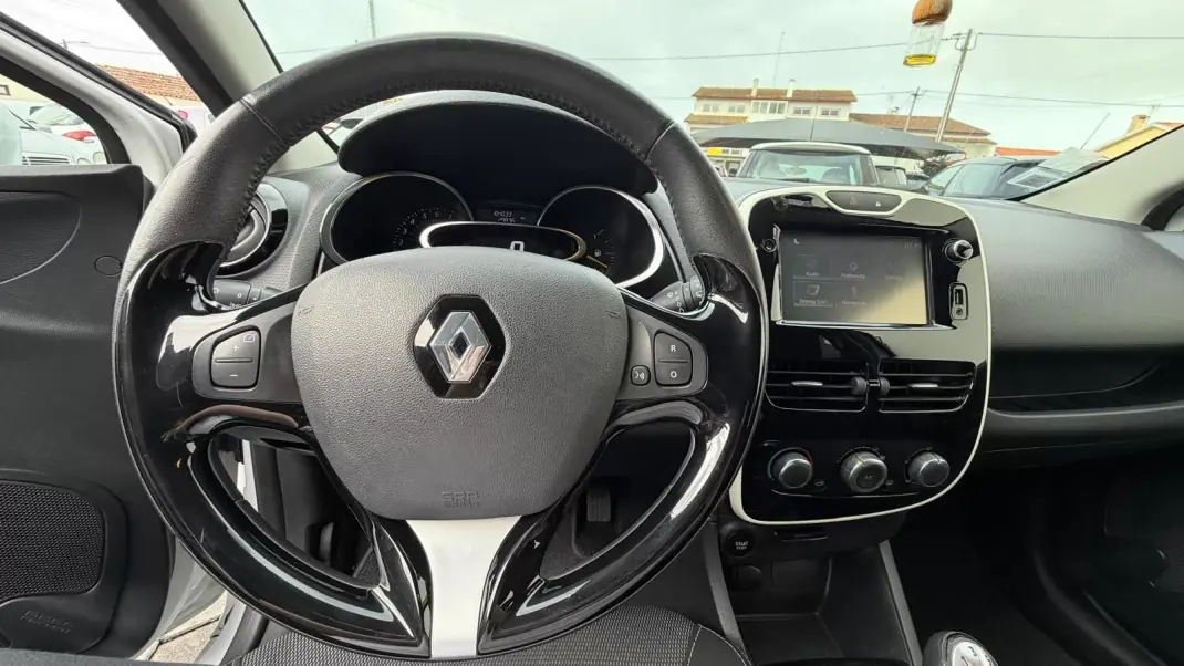 Renault Clio 2016 - 10500 EUR, 161074 km - AUTO.MOTO.pt - 161074km - foto 10 de 17