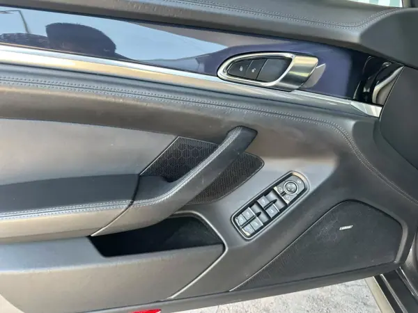 Porsche Panamera 2015 - 39900 EUR, 124815 km - AUTO.MOTO.pt - 124815km - foto 28 de 41