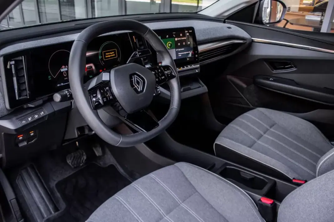 Renault Mégane E-Tech 2023 - 25680 EUR, 41627 km - AUTO.MOTO.pt - 41627km - foto 25 de 41