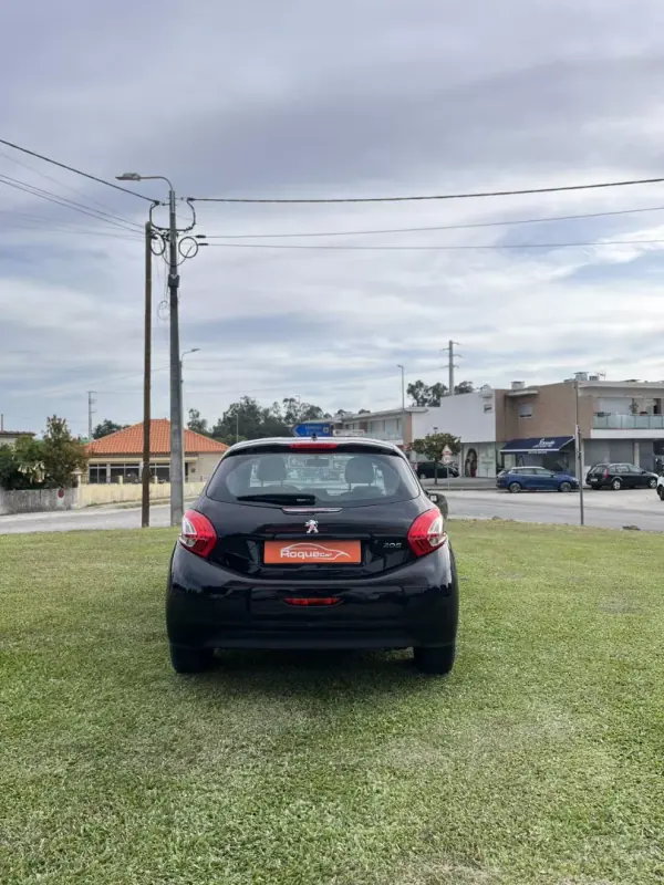 Peugeot 208 2014 - 6800 EUR, 148800 km - AUTO.MOTO.pt - 148800km - foto 4 de 12