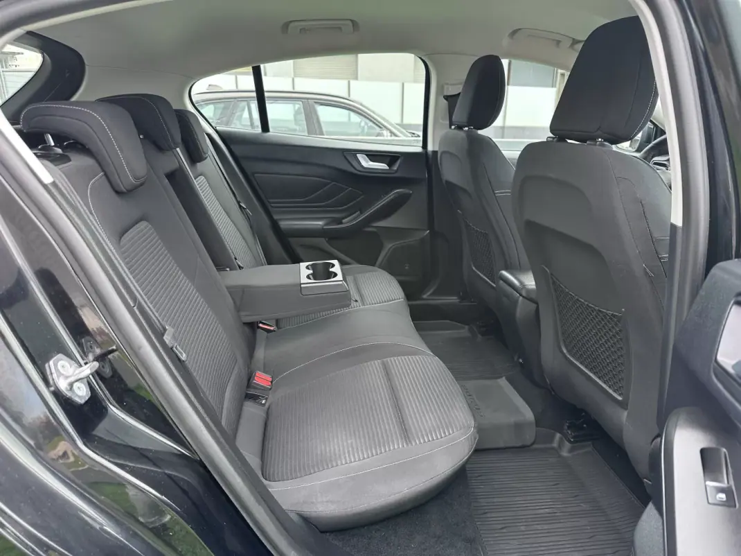 Ford Focus 2018 - 10900 EUR, 100000 km - AUTO.MOTO.pt - 100000km - foto 26 de 56