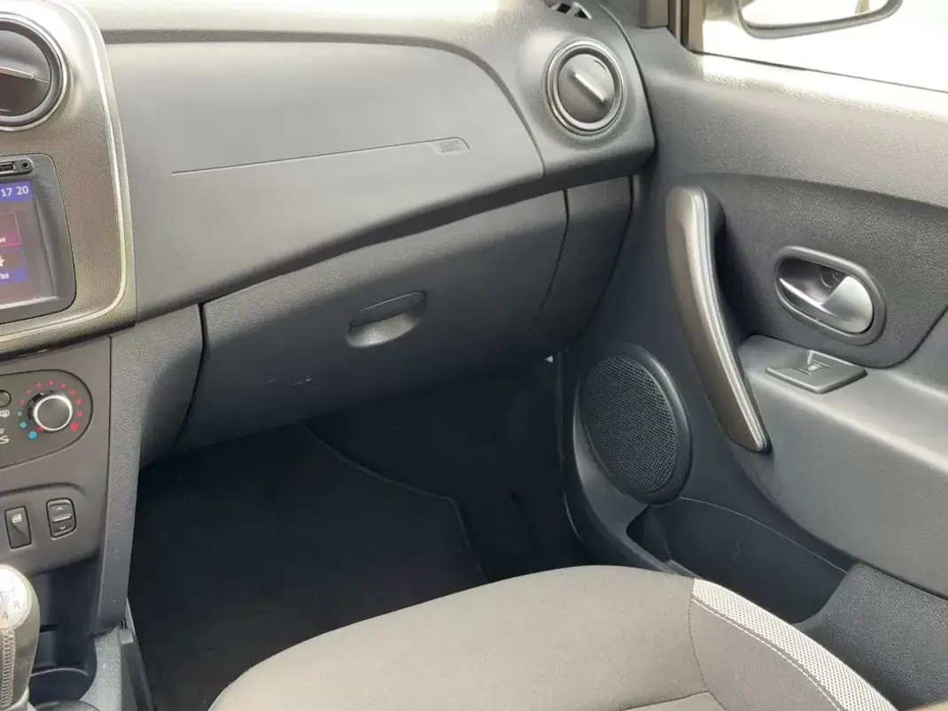 Dacia Sandero 2017 - 9900 EUR, 103200 km - AUTO.MOTO.pt - 103200km - foto 11 de 24