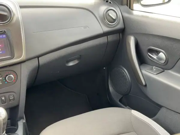 Dacia Sandero 2017 - 9900 EUR, 103200 km - AUTO.MOTO.pt - 103200km - foto 11 de 24