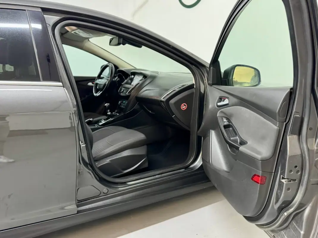 Ford Focus 2015 - 9750 EUR, 182000 km - AUTO.MOTO.pt - 182000km - foto 43 de 49