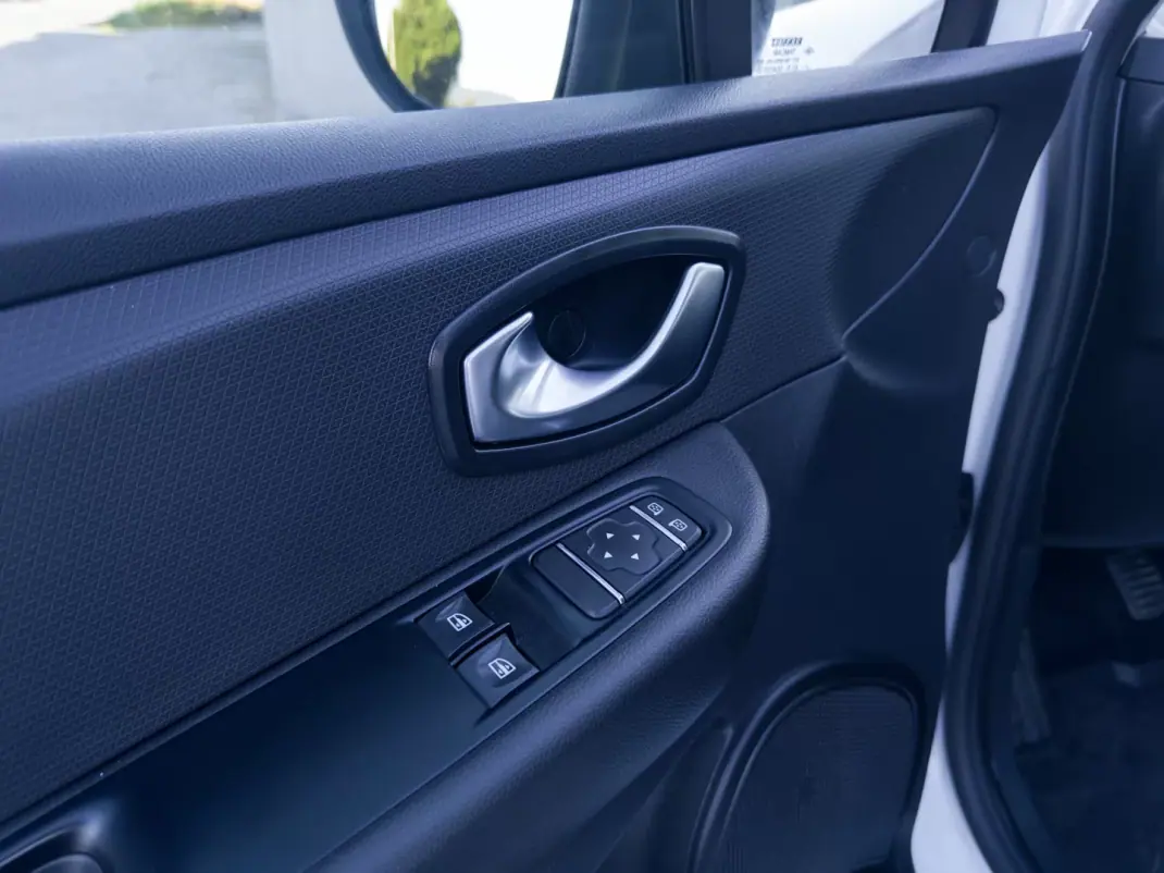 Renault Clio VAN 1.5 Blue DCi AIR NAV 2017 - 8990 EUR, 231000 km - AUTO.MOTO.pt - 231000km - foto 12 de 26