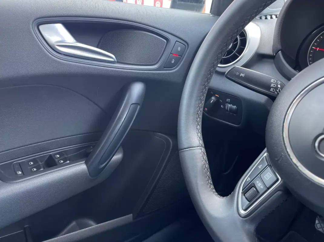 Audi A1 Sportback 2013 - 10990 EUR, 275155 km - AUTO.MOTO.pt - 275155km - foto 17 de 19