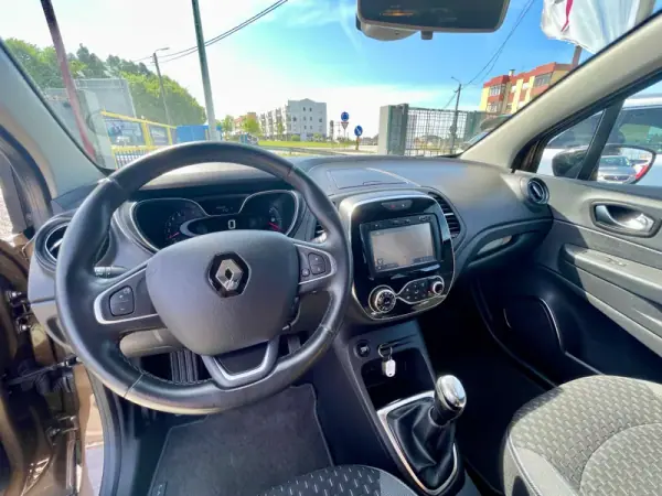 Renault Captur 2017 - 12950 EUR, 85620 km - AUTO.MOTO.pt - 85620km - foto 15 de 27