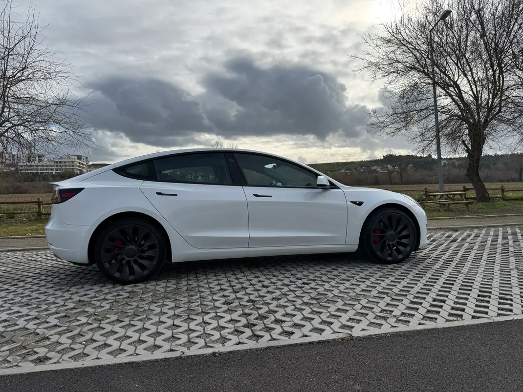 Tesla Model 3 2022 - 33500 EUR, 70000 km - AUTO.MOTO.pt - 70000km - foto 5 de 30