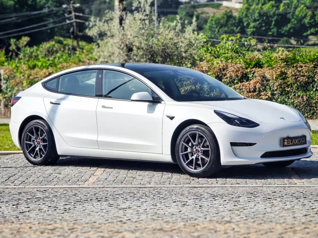Tesla Model 3 2021 - 24990 EUR, 113300 km - AUTO.MOTO.pt - 113300km - foto 3 de 26