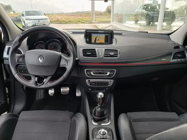 Renault Mégane Sport Tourer 2014 - 8500 EUR, 211200 km - AUTO.MOTO.pt - 211200km - foto 11 de 23