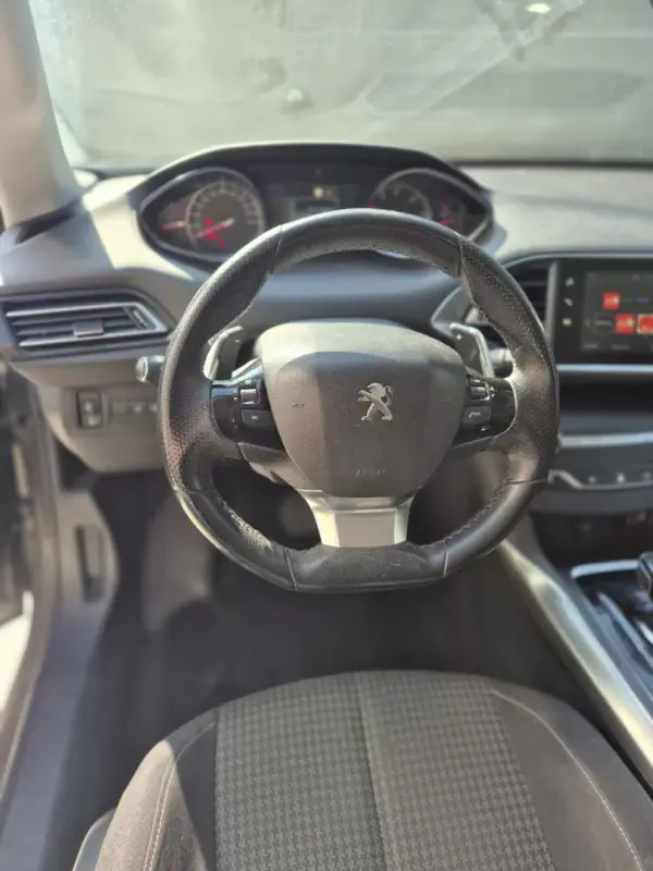 Peugeot 308 SW 2018 - 10500 EUR, 261000 km - 261000km - foto 8 de 38