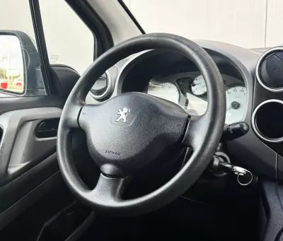 Peugeot Partner 2018 - 14900 EUR, 140000 km - AUTO.MOTO.pt - 140000km - foto 16 de 37