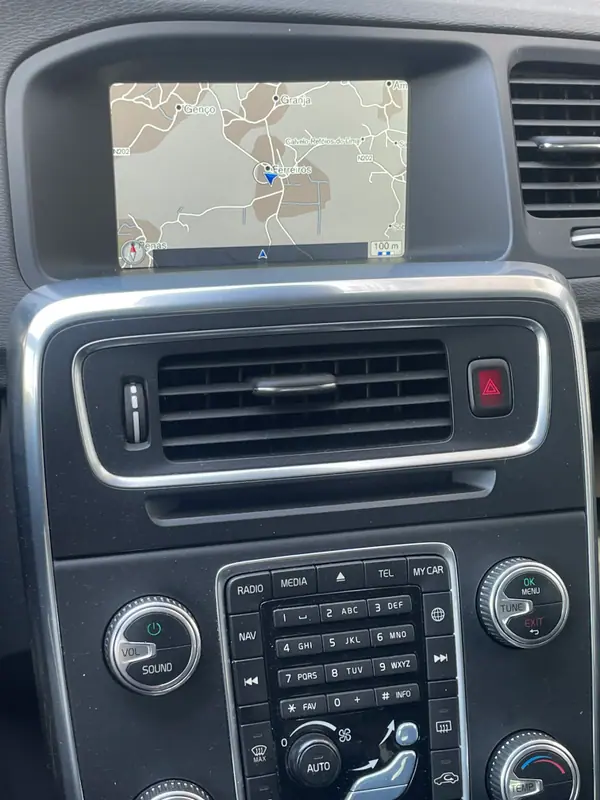 Volvo V60 2014 - 7750 EUR, 220000 km - AUTO.MOTO.pt - 220000km - foto 10 de 13