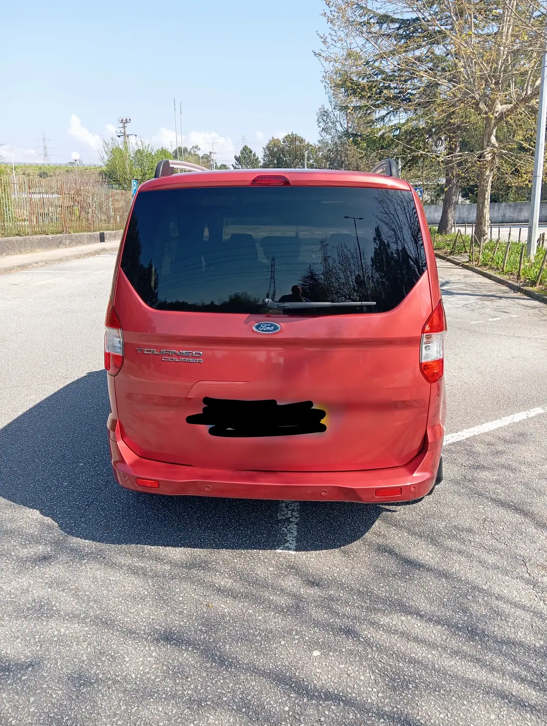 Ford Tourneo Courier 2017 - 10500 EUR, 122000 km - AUTO.MOTO.pt - 122000km - foto 2 de 13
