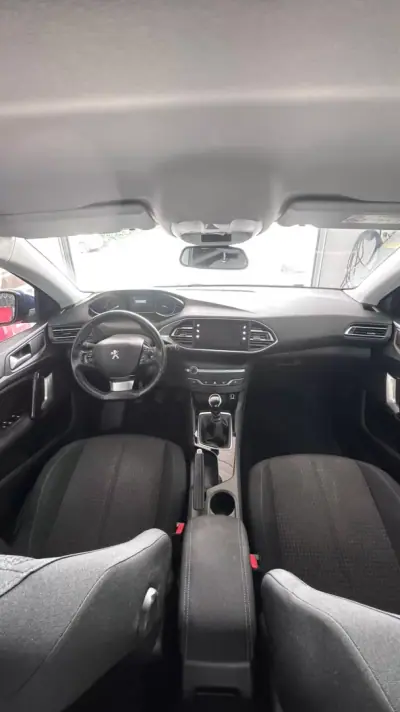 Peugeot 308 2020 - 10900 EUR, 133000 km - AUTO.MOTO.pt - 133000km - foto 9 de 10