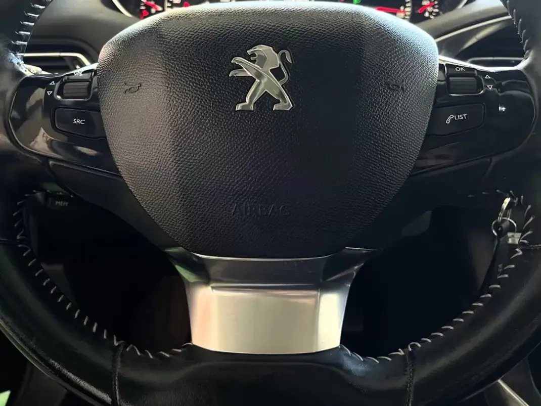 Peugeot 308 2015 - 12500 EUR, 144858 km - AUTO.MOTO.pt - 144858km - foto 27 de 73