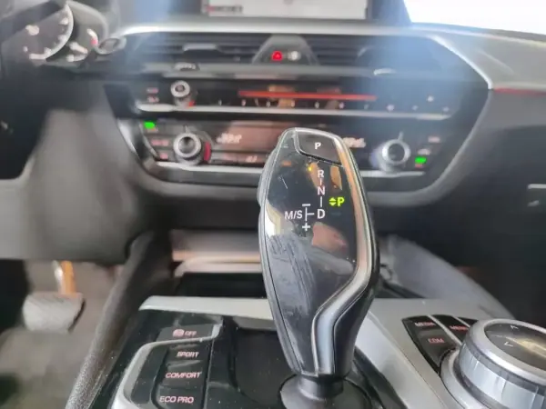 BMW 520 2017 - 23500 EUR, 165600 km - AUTO.MOTO.pt - 165600km - foto 37 de 38
