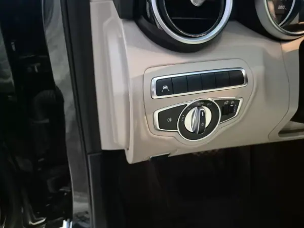 Mercedes-Benz C 300 2020 - 25500 EUR, 103000 km - AUTO.MOTO.pt - 103000km - foto 12 de 36