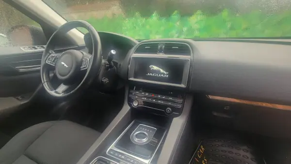 Jaguar F-Pace 2018 - 37990 EUR, 86000 km - AUTO.MOTO.pt - 86000km - foto 18 de 31