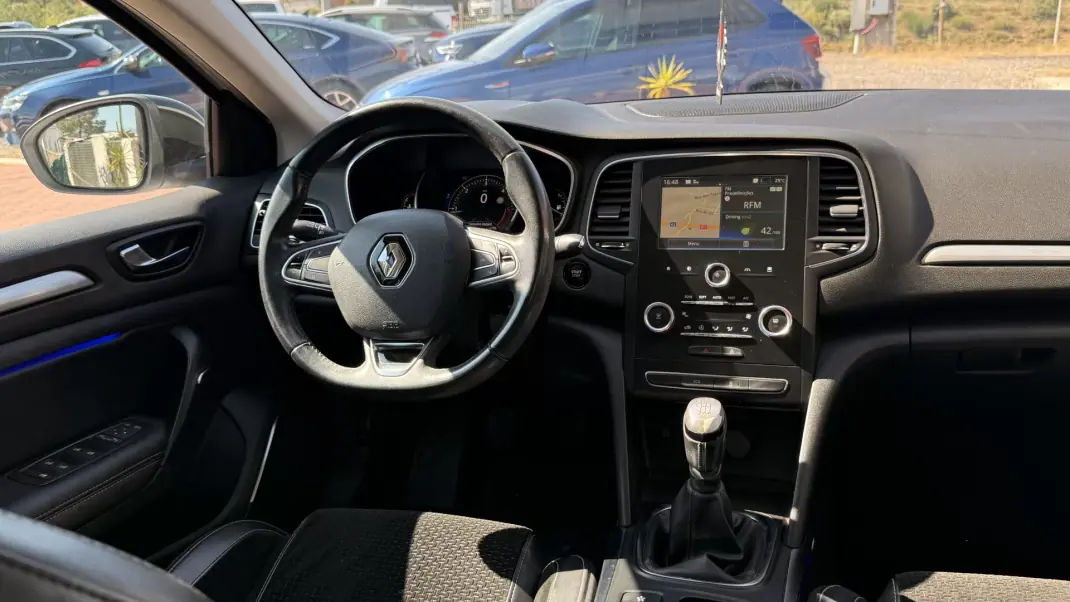 Renault Mégane 2016 - 8990 EUR, 208000 km - AUTO.MOTO.pt - 208000km - foto 21 de 27