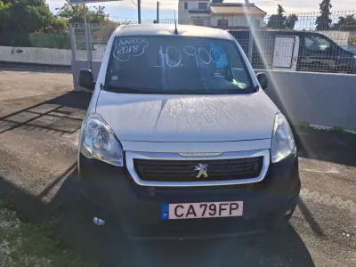 Peugeot Partner 2018 - 10900 EUR, 170000 km - AUTO.MOTO.pt - 170000km - foto 2 de 3