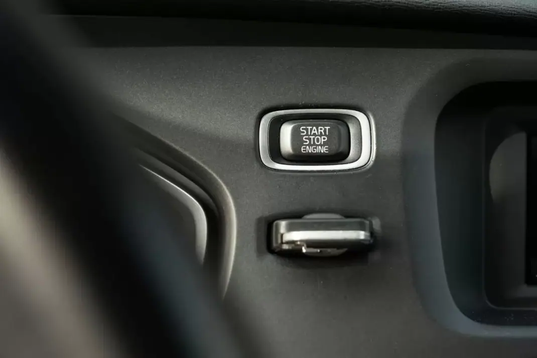 Volvo V40 2013 - 10999 EUR, 275270 km - AUTO.MOTO.pt - 275270km - foto 23 de 24