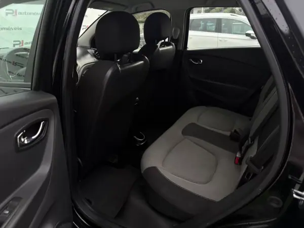 Renault Captur 2016 - 12990 EUR, 142000 km - AUTO.MOTO.pt - 142000km - foto 17 de 23