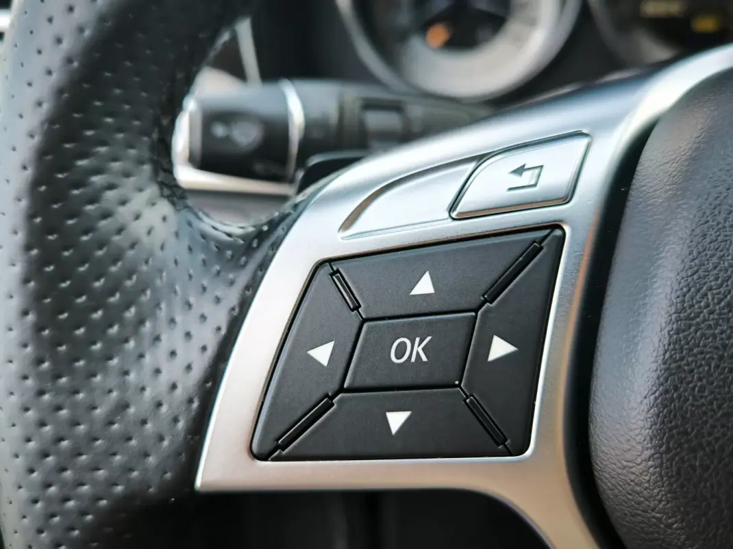 Mercedes-Benz E 250 2013 - 12950 EUR, 369000 km - AUTO.MOTO.pt - 369000km - foto 31 de 41