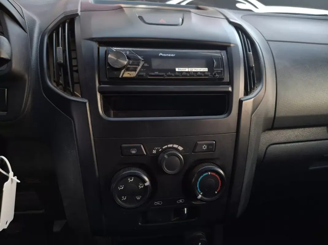 Isuzu 2018 - 18900 EUR, 83988 km - AUTO.MOTO.pt - 83988km - foto 9 de 15