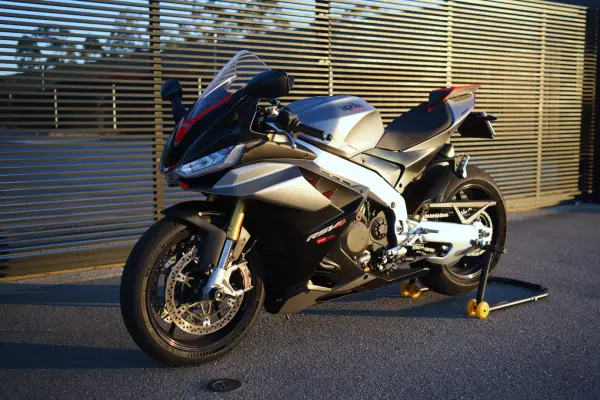 Aprilia RSV 1000 R 2023 - 18750 EUR, 12000 km - AUTO.MOTO.pt - 12000km - foto 19 de 20