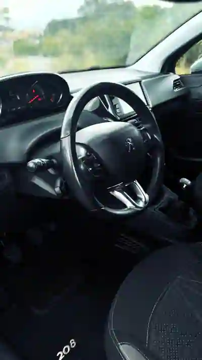 Peugeot 208 2015 - 8500 EUR, 104000 km - AUTO.MOTO.pt - 104000km - foto 11 de 15
