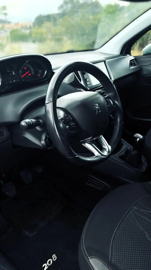 Peugeot 208 2015 - 8500 EUR, 104000 km - AUTO.MOTO.pt - 104000km - foto 11 de 15