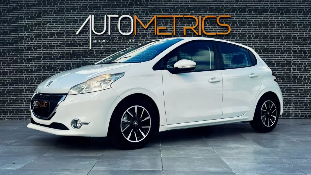 Peugeot 208 2013 - 9900 EUR, 177000 km - AUTO.MOTO.pt - 177000km - foto 13 de 14