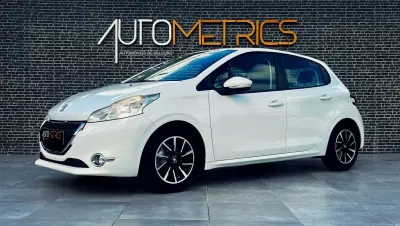 Peugeot 208 2013 - 9900 EUR, 177000 km - AUTO.MOTO.pt - 177000km - foto 13 de 14