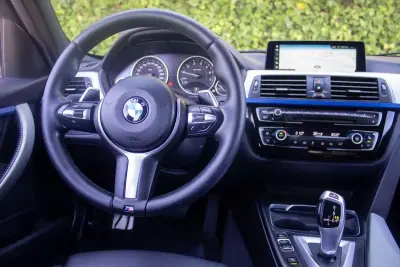 BMW 330 2016 - 21900 EUR, 146000 km - AUTO.MOTO.pt - 146000km - foto 15 de 19