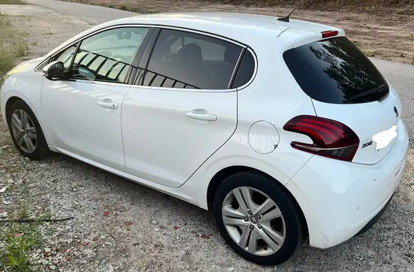 Peugeot 208 2019 — foto 2 de 5